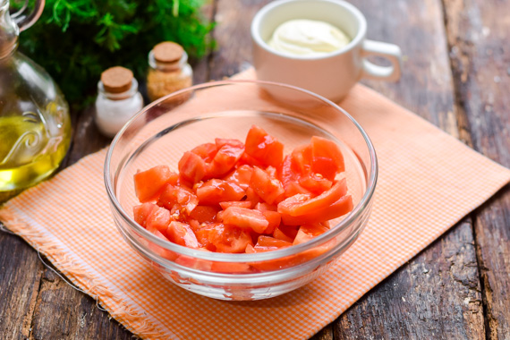 салат с крабовыми палочками и помидорами рецепт фото 3